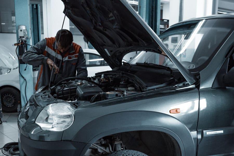 Dealership vs Independent Mechanic: Which Should You Choose?